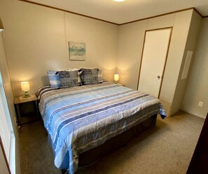 2 bedrooms, desk, WiFi, bed sheets