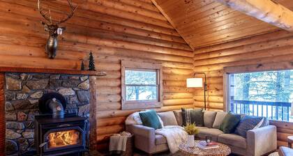 Cozy Mountain Cabin with Jacuzzi Near Ennis Lake in McAllister, Montana