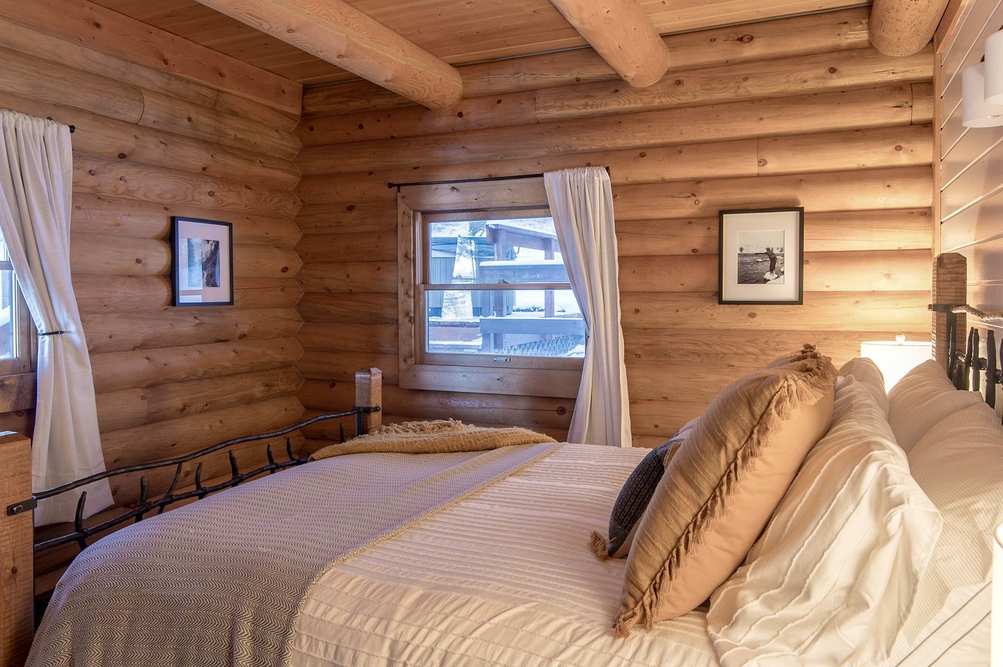 3 bedrooms, desk, WiFi, bed sheets