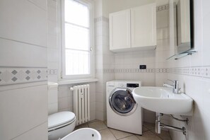 Douche, bidet, serviettes fournies, papier toilette