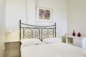 1 chambre, bureau, fer et planche à repasser