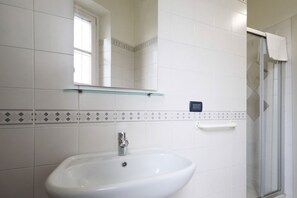 Shower, bidet, towels, toilet paper
