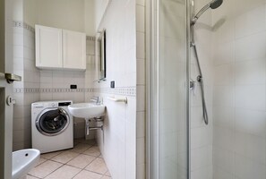 Douche, bidet, serviettes fournies, papier de toilette
