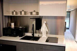 Fridge, microwave, coffee/tea maker, cookware/dishes/utensils - Futuristic Pod Glamping Retreat with Pond Views in South Carolina (Saint Stephen)