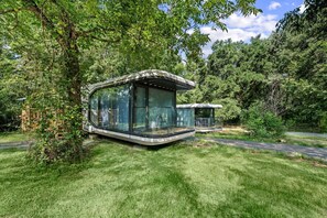 Property grounds - Futuristic Pod Glamping Retreat with Pond Views in South Carolina (Saint Stephen)