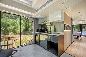 Frigorífico, microondas, cafetera o tetera y utensilios de cocina