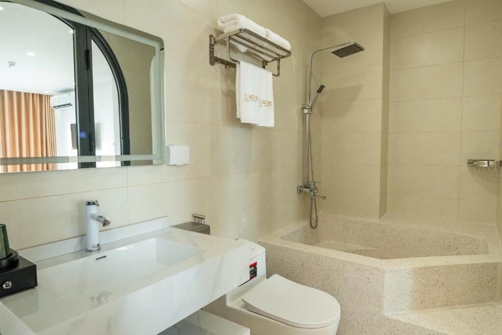 スーペリア ダブルルーム シービュー | バスルーム | シャワー、ヘアドライヤー、ビデ、タオル