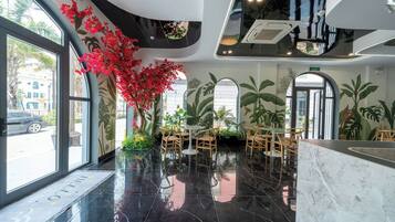 Free daily cooked-to-order breakfast