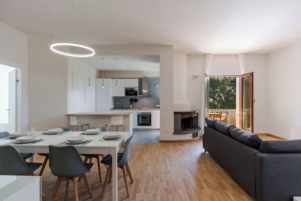 Appartement, 3 chambres, balcon | Aire de séjour | Téléviseur de 30 po avec télévision par satellite