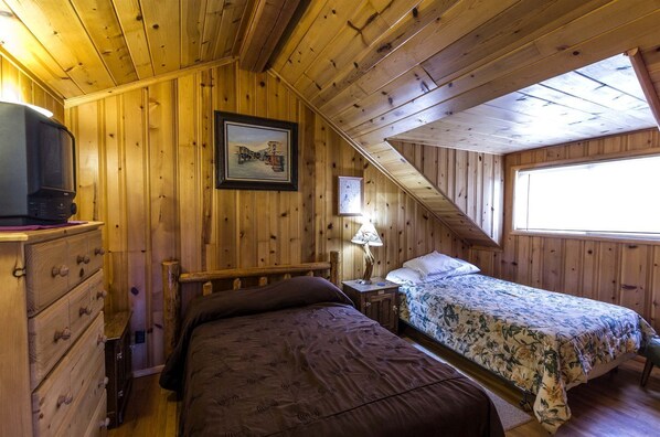 4 bedrooms, desk, WiFi, bed sheets