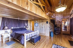 4 bedrooms, desk, WiFi, bed sheets