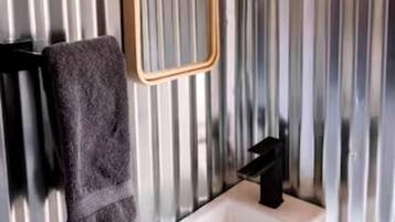 Toallas, jabón, shampoo, papel de baño