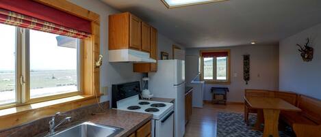 ثلاجة، ميكروويف، موقد طهي مسطح، غسالة أطباق