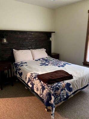 5 bedrooms, iron/ironing board, WiFi, bed sheets