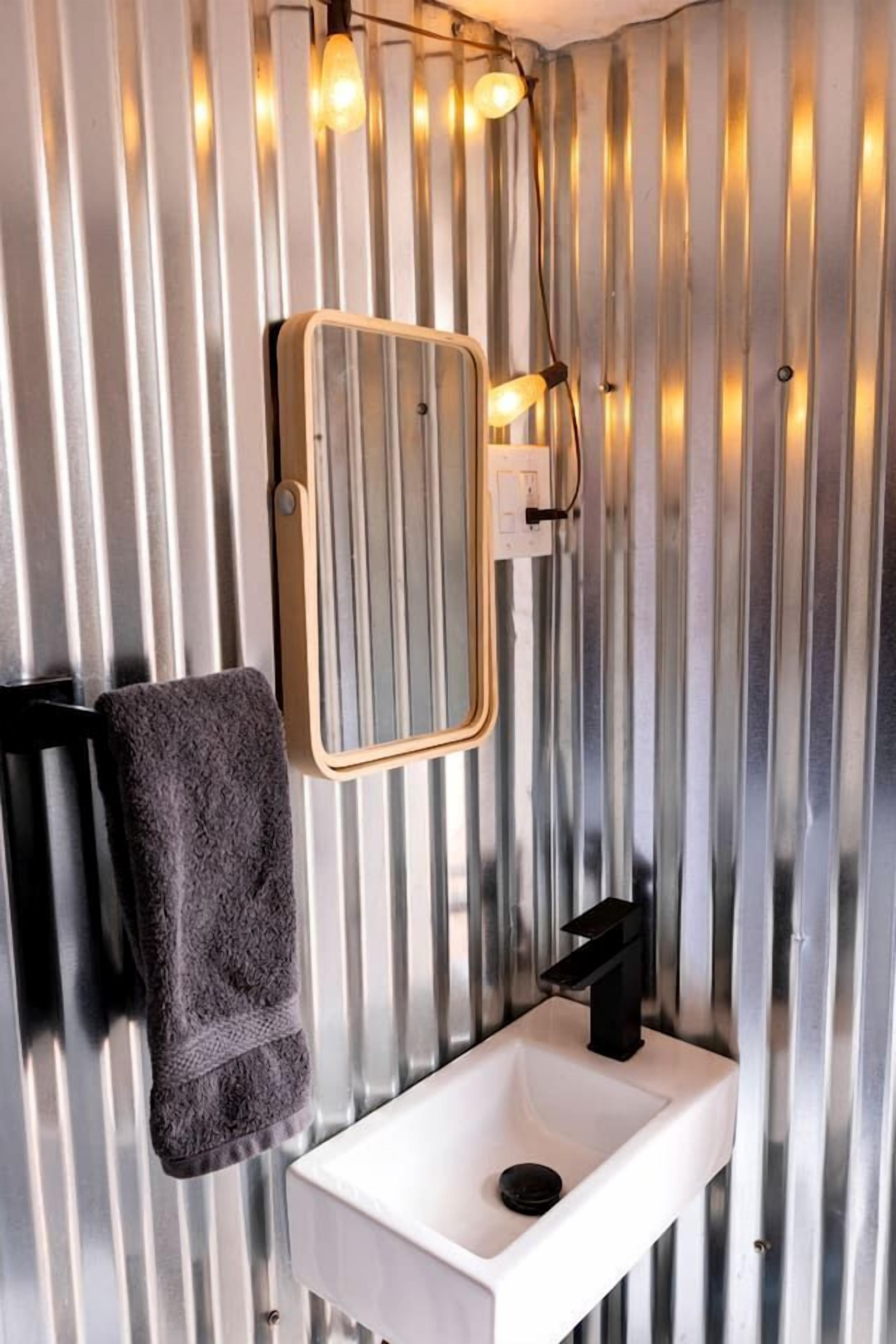 Serviettes fournies, savon, shampoing, papier toilette
