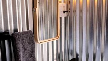 Pyyhkeet, saippua, sampoo, vessapaperi