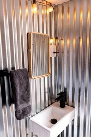 مناشف، صابون، شامبو، ورق حمّام