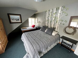 6 bedrooms, iron/ironing board, WiFi, bed sheets - Spacious Vacation Home with Madison River Frontage near Yellowstone in Ennis, Montana (Cameron)