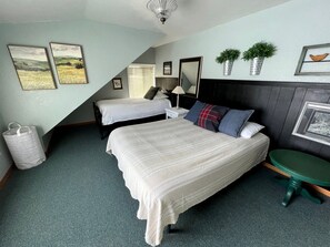 6 bedrooms, iron/ironing board, WiFi, bed sheets