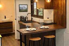 Habitación doble Premier, vista a la montaña | Cocina privada | Frigobar, microondas, parrilla de estufa y cafetera de espresso 