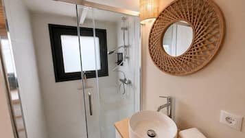 Premier Double Room, Mountain View | Bathroom | Shower, free toiletries, hair dryer, towels