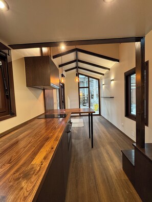 Premier-Doppelzimmer, Bergblick | Eigene Küche | Mini-Kühlschrank, Mikrowelle, Herdplatte, Kochgeschirr/Geschirr/Besteck