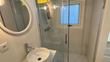 Premier dubbelrum - utsikt mot bergen | Badrum | Dusch, gratis toalettartiklar, hårtork och handdukar