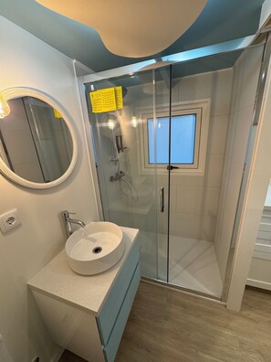 Premier-Doppelzimmer, Bergblick | Badezimmer | Dusche, kostenlose Toilettenartikel, Haartrockner, Handtücher