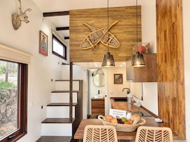 Una cocina moderna con un revestimiento de madera, un adorno de pared y un letrero de bienvenida.