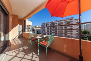 Outdoor dining - 6min Walk to Beach w/Pool / Balcony /Tennis/BBQ/AC (Portimão)
