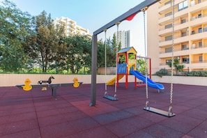 Children’s area - 6min Walk to Beach w/Pool / Balcony /Tennis/BBQ/AC (Portimão)