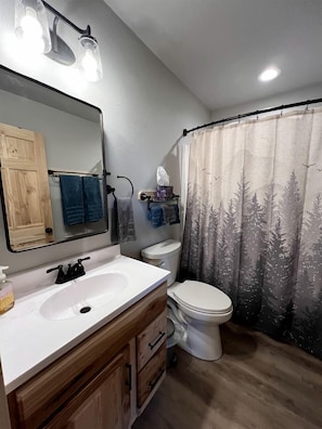 Een haardroger, handdoeken