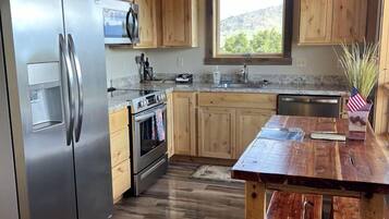 Fridge, microwave, stovetop, dishwasher