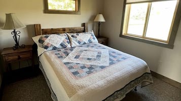 Een strijkplank/strijkijzer, wifi, beddengoed