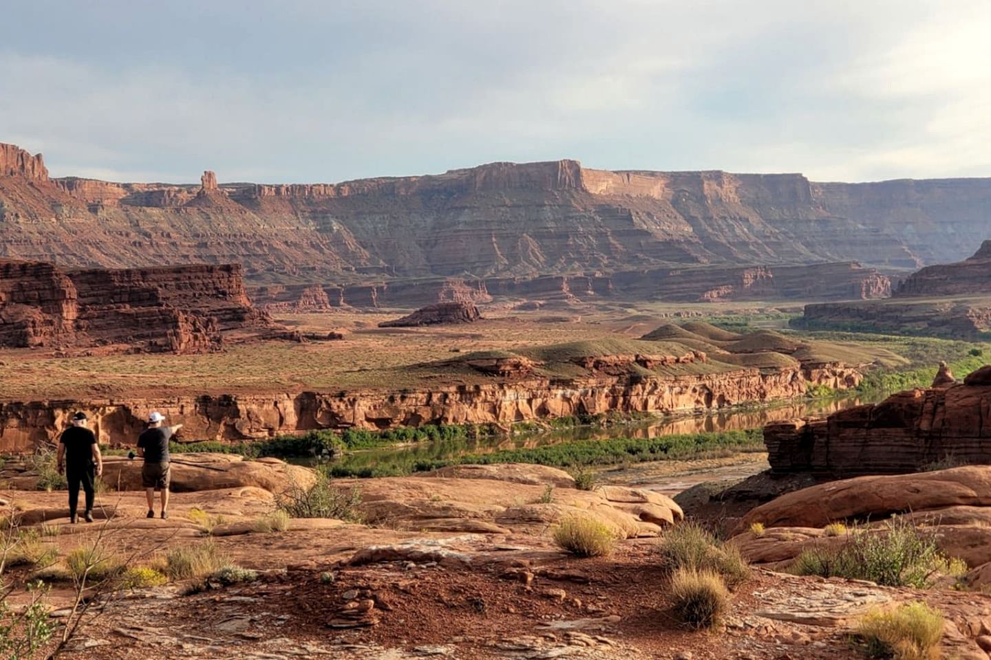 Un vaste paysage de canyon caractérisé par des formations rocheuses en strates.