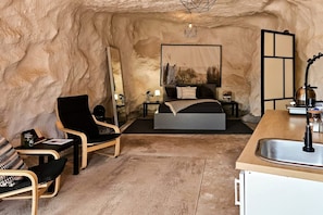 1 bedroom, WiFi, bed sheets - Unique Cave for a Memorable Vacation on a Secluded Ranch by the Colorado River in Moab, Utah (Moab)