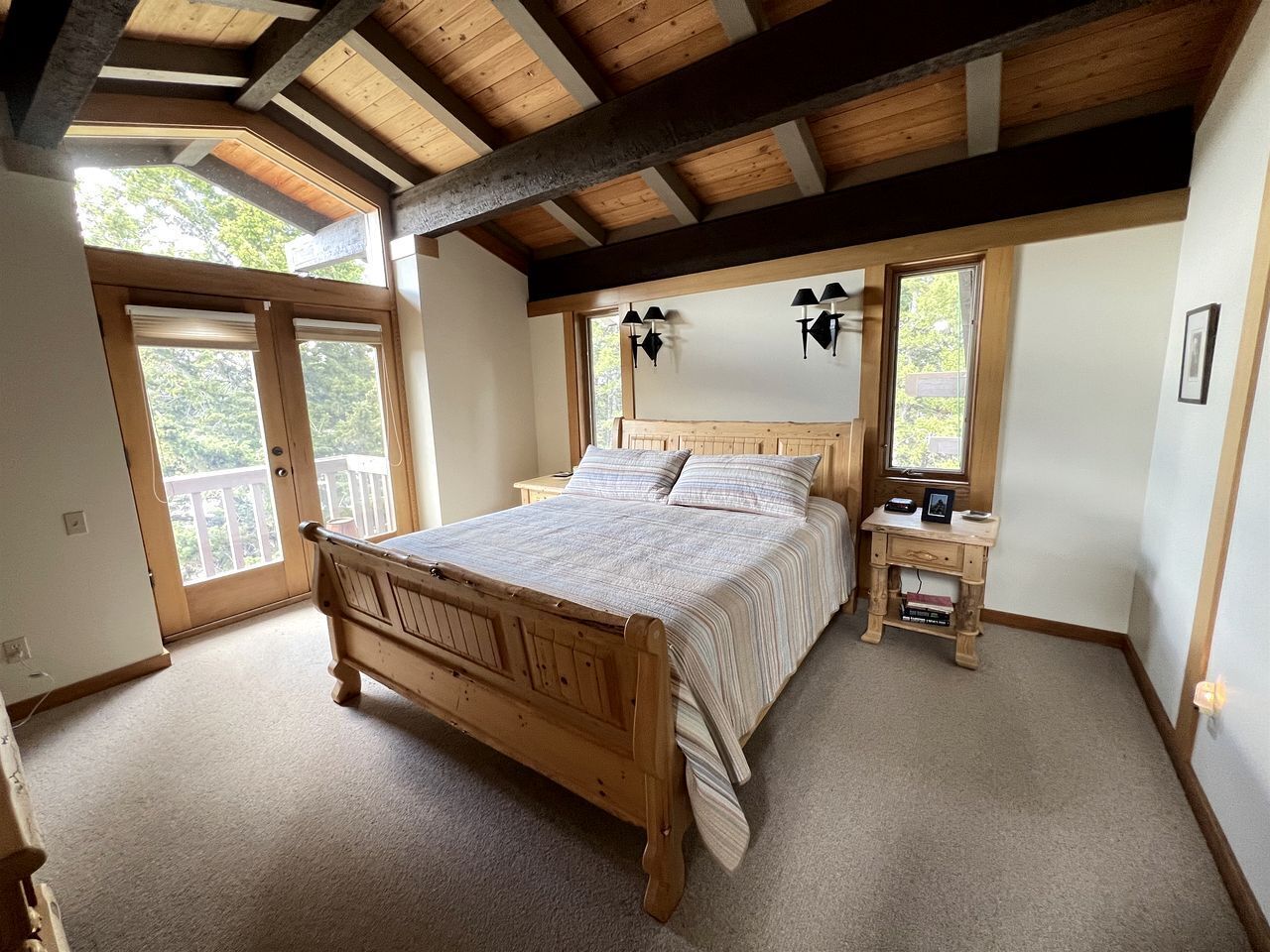 4 bedrooms, desk, iron/ironing board, WiFi