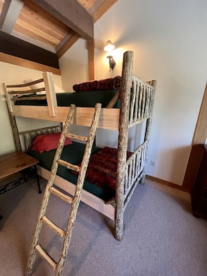4 bedrooms, desk, iron/ironing board, WiFi