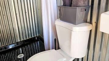 Handtücher, Seife, Shampoo, Toilettenpapier