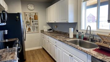 Køleskab, mikrobølgeovn, kogeplade, opvaskemaskine