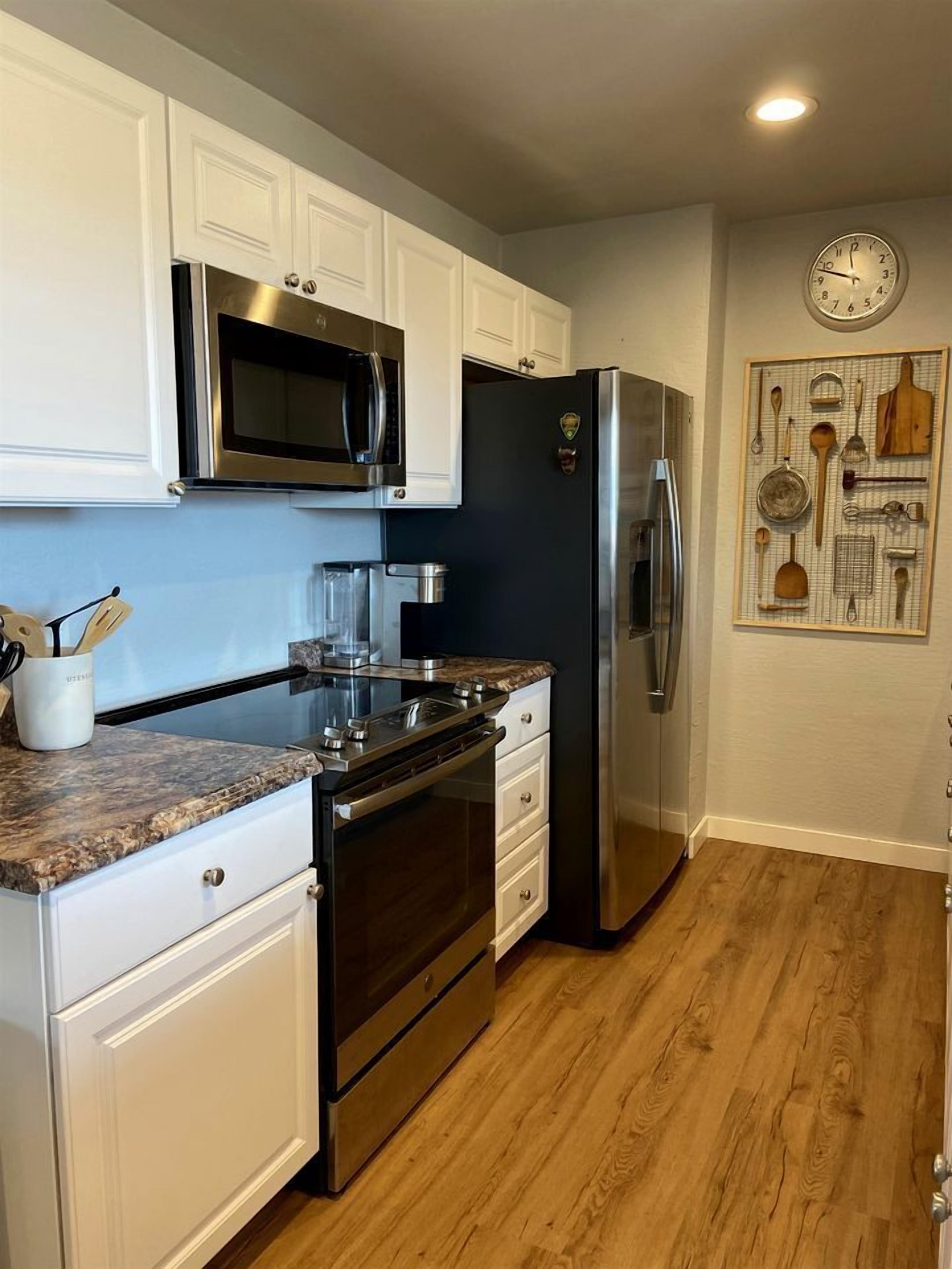 Coffee/tea maker, fridge, microwave, oven