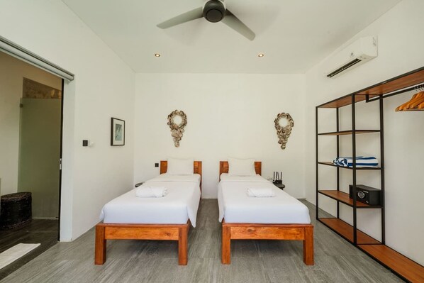 Tabla de planchar con plancha, wifi, ropa de cama
