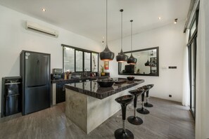 Frigorífico, microondas, horno y placa de cocina