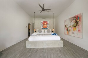 4 bedrooms, iron/ironing board, WiFi, bed sheets