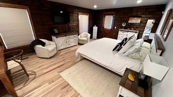 Een bureau, een strijkplank/strijkijzer, wifi, beddengoed