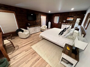 Desk, iron/ironing board, WiFi, bed sheets