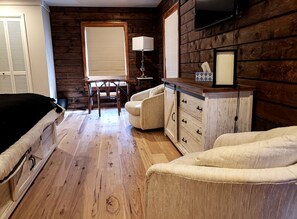 3 habitaciones, escritorio, tabla de planchar con plancha y wifi 