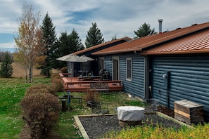Outdoor dining - Elegant Western-Style Vacation Rental with Mountain Views near Madison River in Ennis, Montana (Ennis)