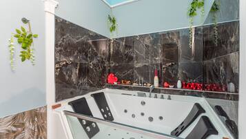 Een douche, een haardroger, handdoeken