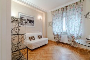 Living area - GuestHost - Elegant Apartment Crocetta Torino (Turin)